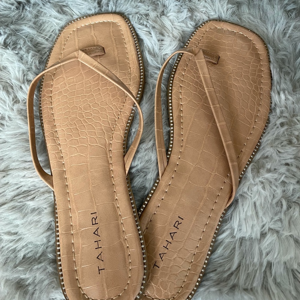 Tahari Flip Flops Size 8.5
